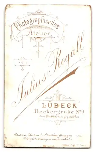 Fotografie Julius Rogall, Lübeck, Beckergrube 9, Portrait junge Dame mit Kragenbrosche