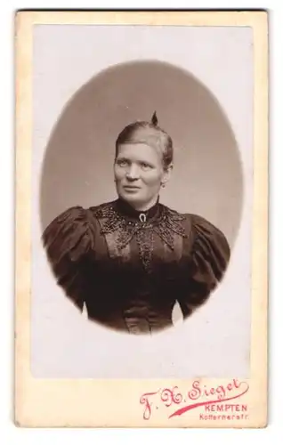 Fotografie F. X. Siegel, Kempten, Kotternerstr. Portrait bürgerliche Dame im bestickten Kleid