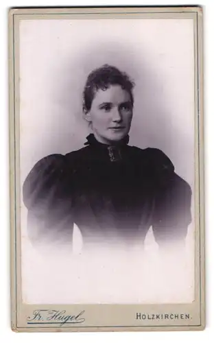 Fotografie Fr. Hugel, Holzkirchen, Bahnhofstr., Portrait junge Dame im Kleid mit Kragenbrosche