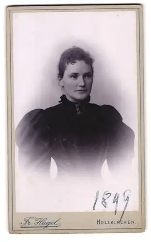 Fotografie Fr. Hugel, Holzkirchen, Bahnhofstr., Portrait junge Dame im Kleid mit Kragenbrosche