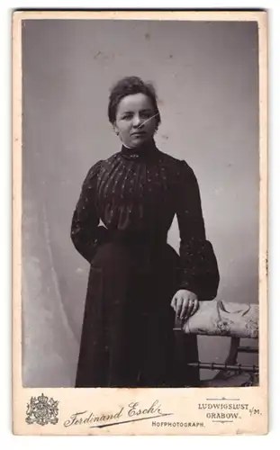 Fotografie Ferdinand Esch, Ludwigslust, Breitestrasse 3, Portrait junge Dame in modischer Kleidung