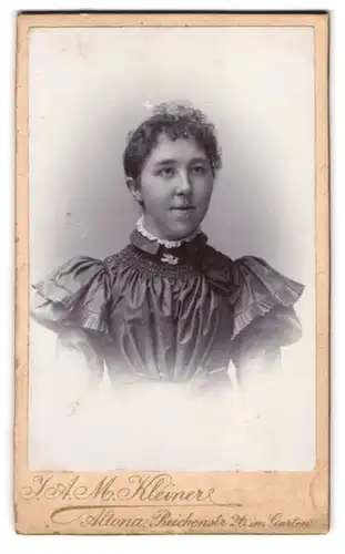 Fotografie J. A. M. Kleiner, Hamburg-Altona, Reichenstrasse 26, Portrait junge Dame im Kleid