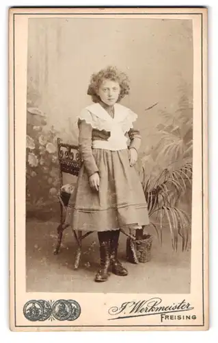 Fotografie J. Werkmeister, Freising, Amtsgerichtsstrasse 445, Portrait junge Dame im modischen Kleid