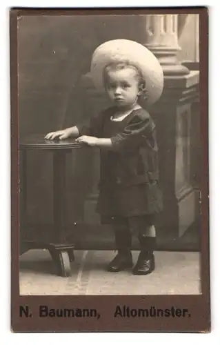 Fotografie N. Baumann, Altomünster, Portrait kleines Kind in modischer Kleidung