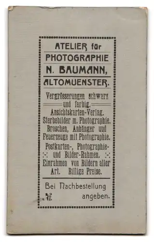 Fotografie N. Baumann, Altomünster, Portrait kleines Kind in modischer Kleidung