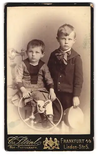 Fotografie C. Steinl, Frankfurt a. O., Linden-Str. 5, Portrait Junge & Geschwisterkind in modischer Kleidung mit Reifen
