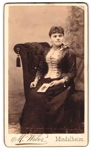 Fotografie M. Weber, Mindelheim, Portrait junge Dame in hübscher Kleidung mit Foto