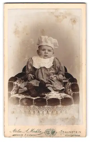 Fotografie A. Miehler, Traunstein, Königstrasse, Portrait süsses Kleinkind im karierten Kleid