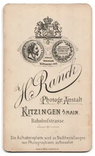 Fotografie H. Ranck, Kitzingen a. M., Bahnhofstrasse, Portrait junger Mann im Anzug mit Fliege