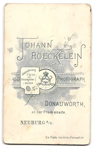 Fotografie Johann Röckelein, Donauwörth, An der Promenade, Portrait junge Dame in modischer Kleidung