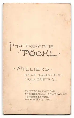 Fotografie Atelier Pöckl, München, Kaufingerstr. 21, Portrait kleines Mädchen im weissen Kleid