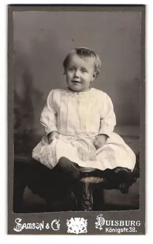 Fotografie Samson & Co., Duisburg, Königstr. 38, Portrait kleines Kind im modischen Kleid