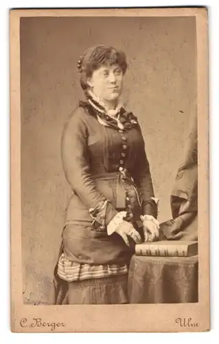 Fotografie C. Berger, Ulm, Syrlinstrasse 4, Portrait modisch gekleidete Dame mit Amulett
