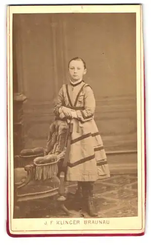 Fotografie J. F. Klinger, Braunau, Mädchen in schlichtem Kleid mit strenger Frisur