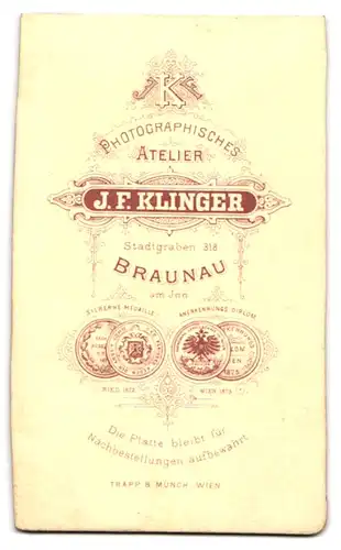 Fotografie J. F. Klinger, Braunau, Mädchen in schlichtem Kleid mit strenger Frisur