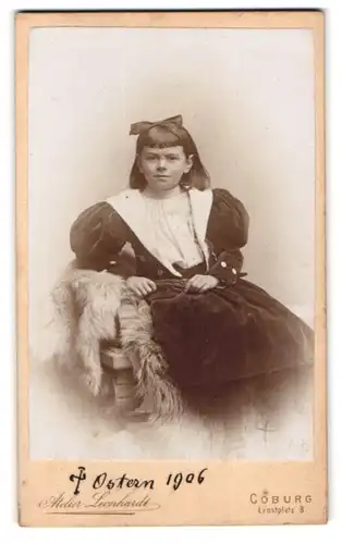 Fotografie Altelier Leonhardt, Coburg, Ernstplatz 8, Junges Mädchen in Kleid mit Puffärmeln an Ostern 1906