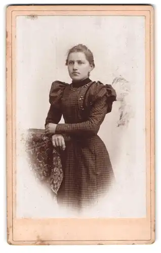 Fotografie Joh. Gg. Gmelch, Schongau, Junge Frau in kariertem Kleid
