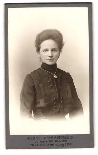 Fotografie Josef Seefelder, Passau, Steinweg 238, Junge Frau mit hoher Stirn 1904