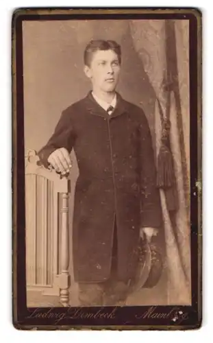 Fotografie Ludwig Dimbeck, Mainburg, Junger Mann mit Mantel und Hut