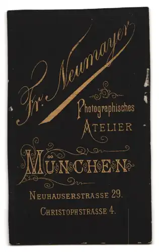 Fotografie Fr. Neumayer, München, Neuhauserstrasse 29, Junger Mann mit Mittelscheitel und Oberlippenbart