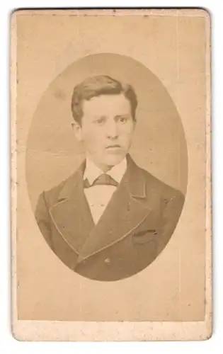 Fotografie K. Müller, Laupheim, Portrait eines jungen Herrn im Anzug
