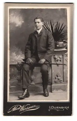Fotografie Winsauer, Dornbirn, Pfarrgasse 2, Junger Mann in edelm Anzug und Gehstock