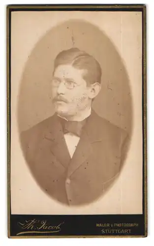 Fotografie Th. Jacob, Stuttgart, Bürgerlicher Heer mit Brille und zeitgenössischer Kleidung