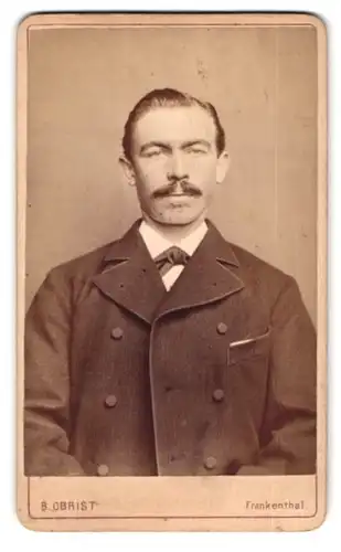 Fotografie B. Obrist, Frankenthal, Mann mit ernstem Blick und Schnurrbart