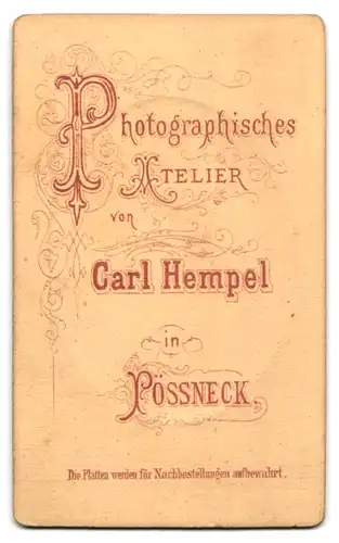 Fotografie Carl Hempel, Pössneck, Junge hübsche Frau mit Hut in der Hand