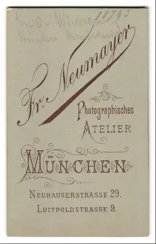 Fotografie F. Neumayer, München, Neuhauserstrasse 29, edle Dame mit Perlenkreuz im Halbprofil