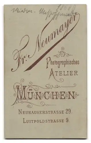 Fotografie F. Neumayer, München, Neuhauserstrasse 29, edler Herr im Anzug und mit Brille