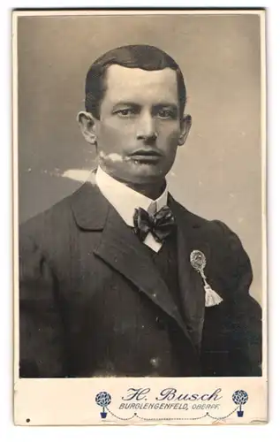 Fotografie H. Busch, Burglengenfeld, stattlicher junger Mann mit Orden am Revers