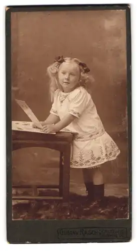 Fotografie Gustav Rasch, Schleswig, Stadtweg 32, kleines Mädchen mit Zöpfen und Bilderbuch