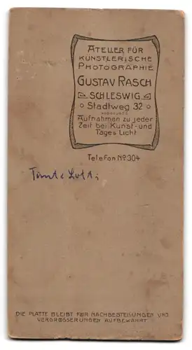 Fotografie Gustav Rasch, Schleswig, Stadtweg 32, kleines Mädchen mit Zöpfen und Bilderbuch