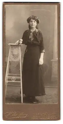 Fotografie H. Wolffberg, Berlin-Neukölln, Berg-Strasse 9, junge hübsche Frau im feinen Kleid, mit Blumen in der Hand