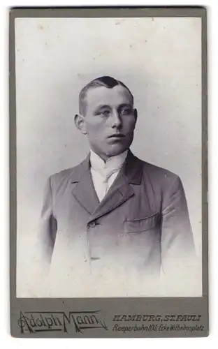 Fotografie Adolph Mann, Hamburg, Reeperbahn 103, junger schneidiger Herr mit Krawatte