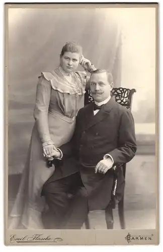 Fotografie Emil Flasche, Barmen, Heckinghauserstrasse 19, fein gekleidetes Ehepaar, Händchen haltend