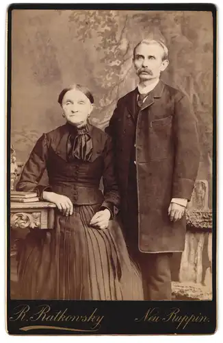 Fotografie R. Ratkonsky, Neu-Ruppin, Ehepaar in edlem Zwirn