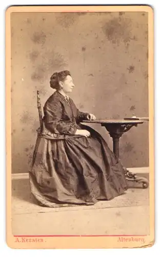 Fotografie A. Kersten, Altenburg, Johannesgraben, Portrait Dame im Biedermeierkleid sitzend am Tisch