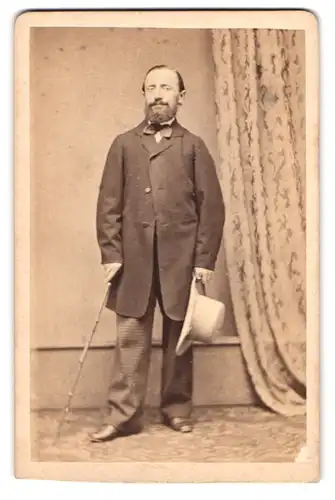 Fotografie Theodor Pinkert, Berlin, Gr. Friedrichstr. 112, Portrait Herr im Anzug mit Stock und Hut