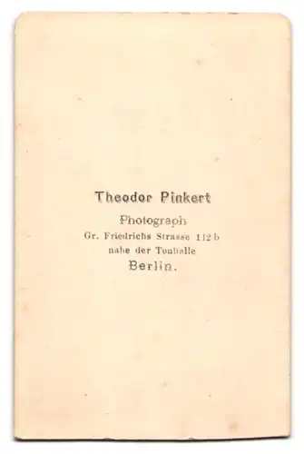 Fotografie Theodor Pinkert, Berlin, Gr. Friedrichstr. 112, Portrait Herr im Anzug mit Stock und Hut