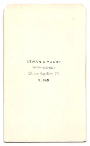 Fotografie Leman & Ybert, Sedan, Rue Napoleon 29, Portrait junge Dame im Biedermeierkleid