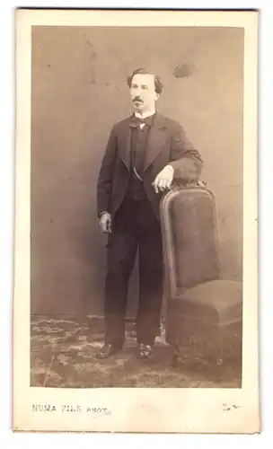 Fotografie Numa Fils, Paris, Rue Vivienne 49, Portrait Herr im feinen Anzug mit Moustache