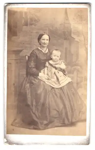Fotografie unbekannter Fotograf und Ort, Portrait Mutter mit ihrem Kind auf dem Schoss, Mutterglück