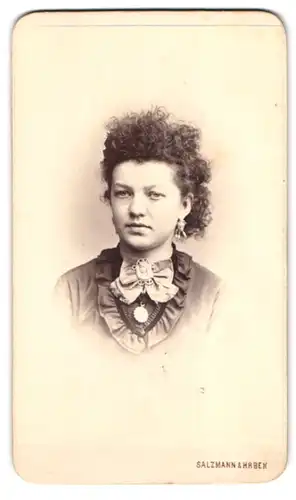 Fotografie Salzmann & Hrbek, Pilsen, Prager-Gasse, Portrait junge tschechin im Kleid mit strubbeligen Haaren