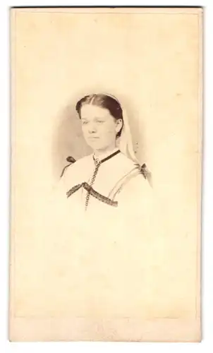 Fotografie Th. Dannenberg, Bad Oeynhausen, Portrait junge Dame in hellen Kleid mit Schleier, 1868