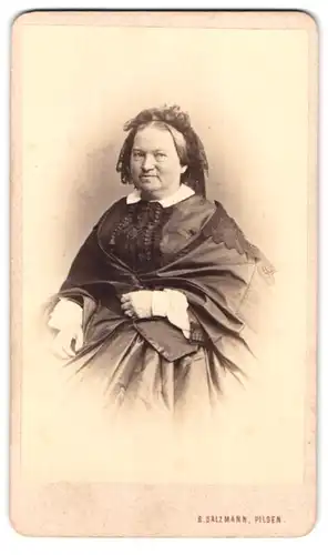 Fotografie B. Salzmann, Pilsen, Portrait rundliche Dame im Biedermeierkleid mit Schleier