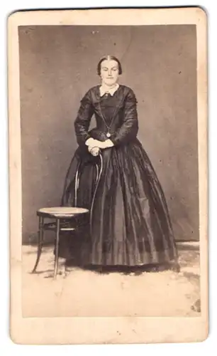 Fotografie unbekannter Fotograf und Ort, Portrait Dame im Biedermeierkleid mit Halskette
