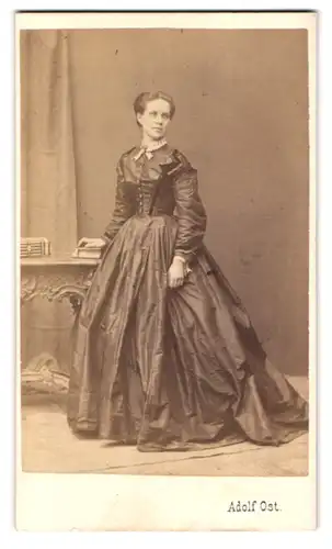 Fotografie Adolf Ost, Wien, Strauchgasse 1, Portrait junge Dame im Biedermeierkleid posiert im Atelier