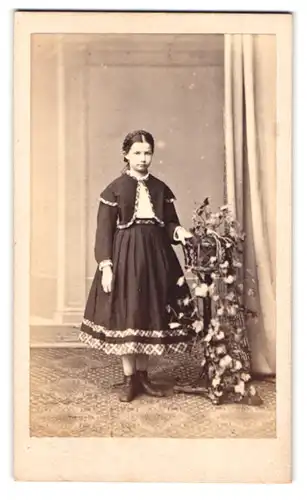 Fotografie Hermann Selle, Potsdam, York-Str. 4, Portrait niedliches Mädchen im schicken Kleid schaut grimmig